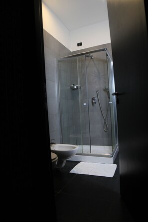 Bathtub, free toiletries - the prince station (Napoli)