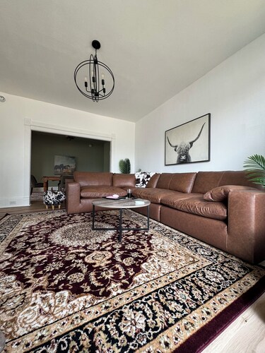 Bright 3-Bed Near Canyon Ferry Lake – Hot Tub, Views & Walkable Townsend Charm