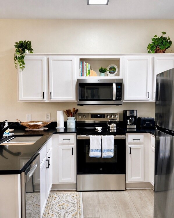 Private kitchen - Brand New! Bright & Cozy Family Getaway by Disney! (Davenport)