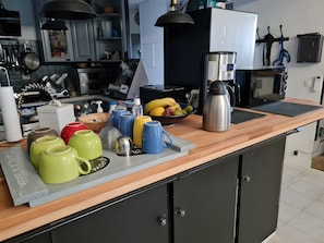 Réfrigérateur, four à micro-ondes, bouilloire électrique