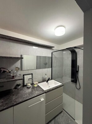 Bathroom - Vrbo Property (Nice)