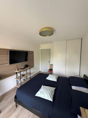 Room - Vrbo Property (Nice)