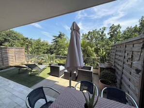 Outdoor dining - Vrbo Property (Nice)