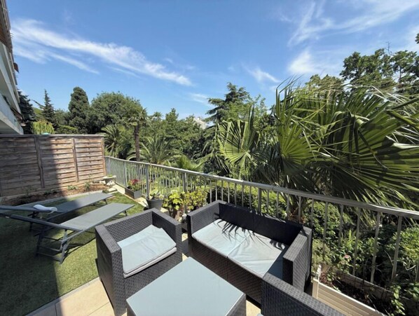 Property grounds - Vrbo Property (Nice)