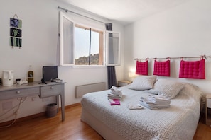 1 bedroom, WiFi, bed sheets - Bed and Breakfast 'Perroquet' with Mountain View, Wi-Fi and Air Conditioning (Coaraze)