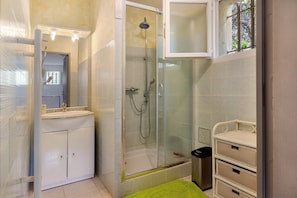 Shower, towels - Bed and Breakfast 'Perroquet' with Mountain View, Wi-Fi and Air Conditioning (Coaraze)