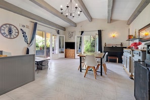 Dining - Bed and Breakfast 'Perroquet' with Mountain View, Wi-Fi and Air Conditioning (Coaraze)