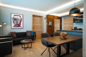 Junior Studio Suite, Balcony | Tempat makan