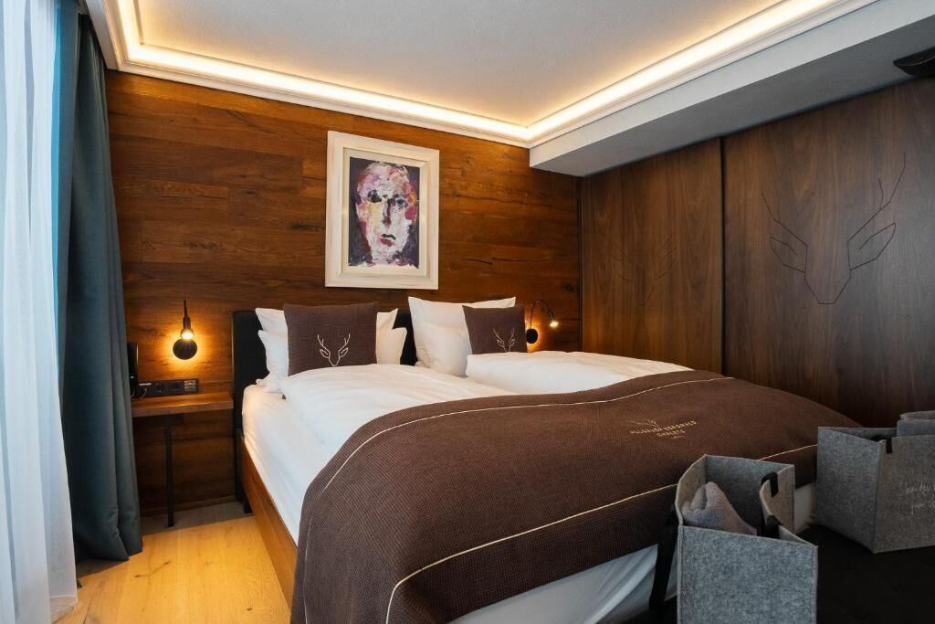 Chalet | Peti besi dalam bilik, langsir/tirai gelap terus 