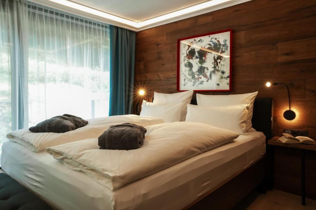 Deluxe Double Room, Balcony | Peti besi dalam bilik, langsir/tirai gelap terus 