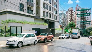 Un edificio de varias plantas con diseño moderno, con balcones y grandes ventanales.