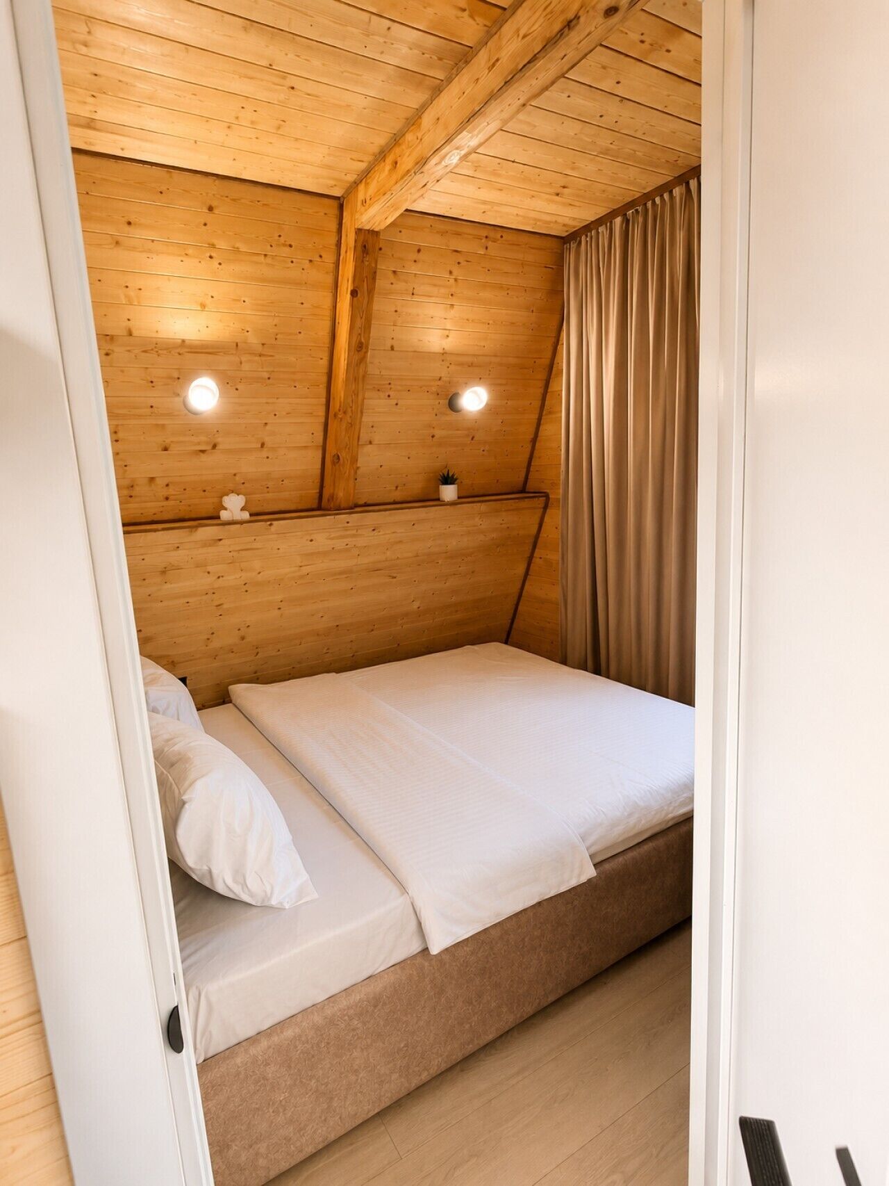 2 makuuhuonetta, silitysrauta/-lauta, ilmainen Wi-Fi, vuodevaatteet