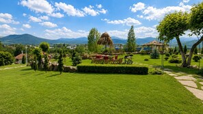 Outdoor dining - Pine Garden Boutique Hotel and Pool in Stepanavan (Stepanavan)
