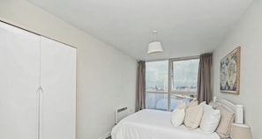 Iron/ironing board, WiFi, bed sheets - Skyline & Sea (Belfast)