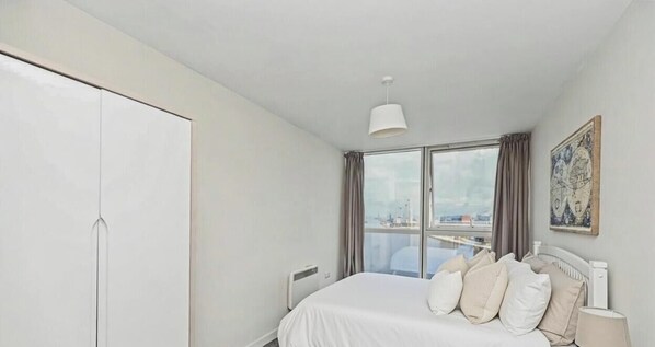 Tabla de planchar con plancha, wifi, ropa de cama