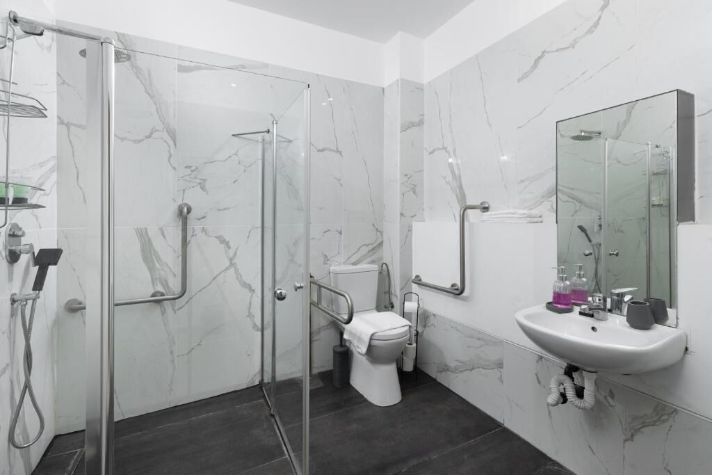 Quadruple Room | Bathroom