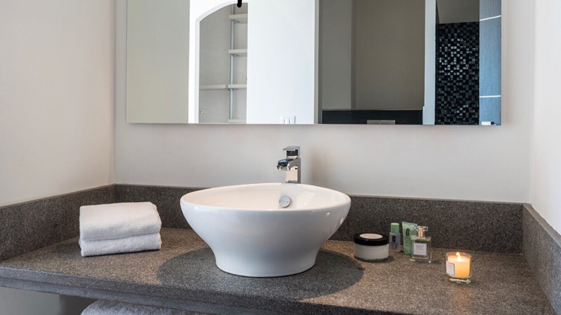 Douche, baignoire à jets, sèche-cheveux, serviettes fournies