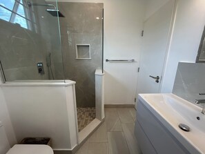 Bathroom - 2 bed Villa in Hastings, Walking distance to Amenities - NO CAR NEEDED (Bridgetown)