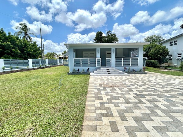 Property grounds - 2 bed Villa in Hastings, Walking distance to Amenities - NO CAR NEEDED (Bridgetown)