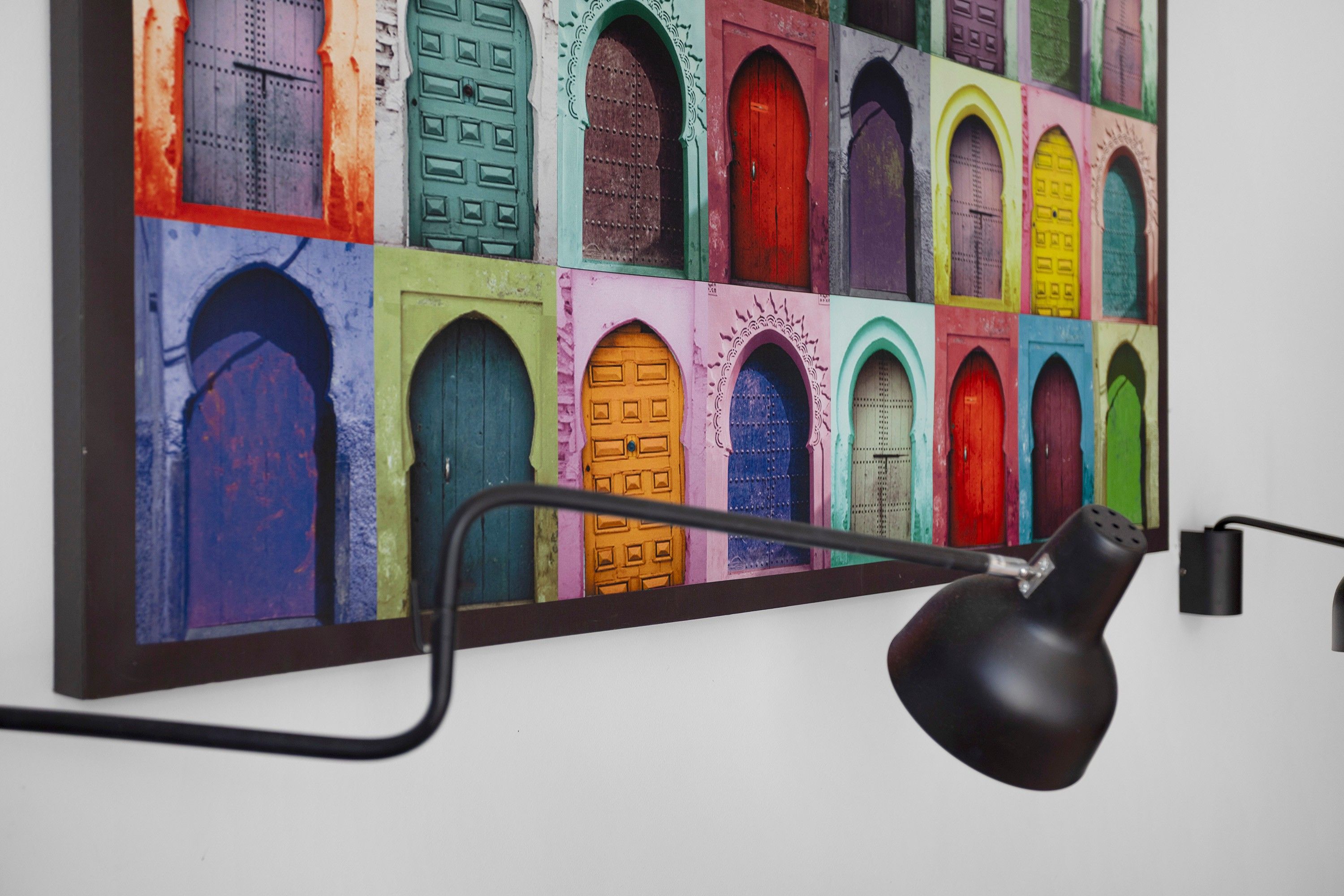 Un mur orné d’une porte aux couleurs vives.