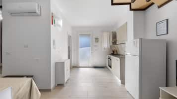 Coffee/tea maker, fridge, oven, stovetop
