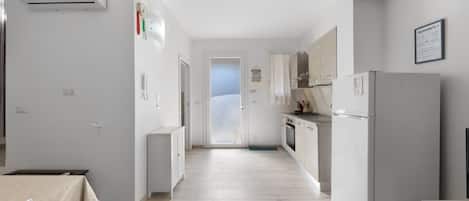 Coffee/tea maker, fridge, oven, stovetop