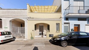 A two-story building with a flat roof and a balcony. - Apartment 'La Putea Salento' with Private Terrace, Wi-Fi and Air Conditioning (Corsano)