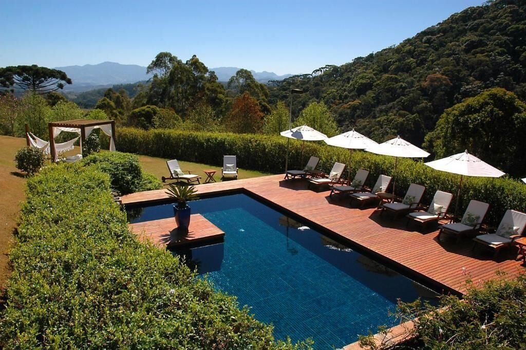 Piscina externa, espreguiçadeiras