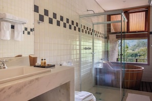 Comfort Loft, Lanai, Mountain View | Bathroom | Hair dryer, towels, soap, shampoo - Pousada do Cedro (Santo Antônio do Pinhal)