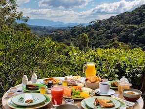 Outdoor dining - Pousada do Cedro (Santo Antônio do Pinhal)