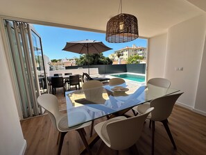 Outdoor dining - Vrbo Property (Quarteira)