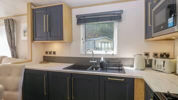 Dishwasher, cookware/dishes/utensils