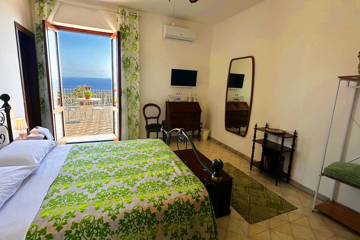 Deluxe Room, Ocean View | Desk, WiFi (free)