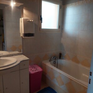 Bathroom - Holiday Home 'Gite Piscine Et Vue Imprenable' with Private Pool, Private Terrace and Wi-Fi (Sainte-Camelle)