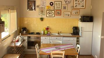 Coffee/tea maker, fridge, microwave, oven