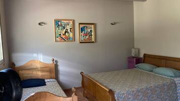 2 habitaciones, tabla de planchar con plancha, wifi y ropa de cama