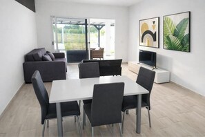 Living area - Quiet 2-bedroom house with a pool · Ideal for long-term stays   (Punta Chame)
