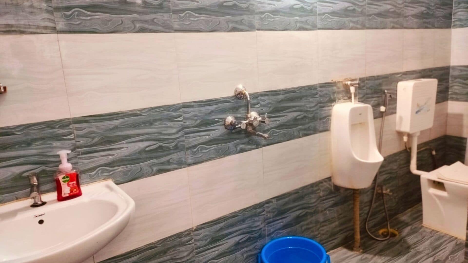 Ducha, toallas, jabón y papel higiénico