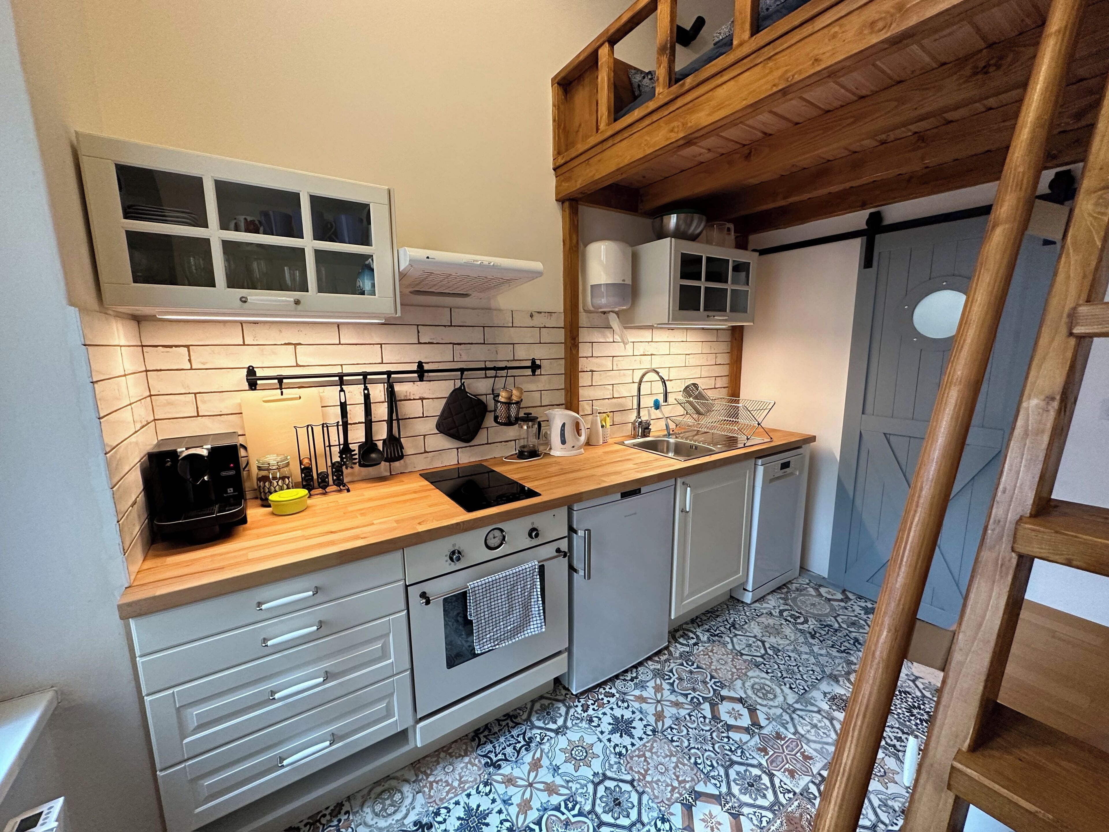 Coffee/tea maker, fridge, microwave, oven