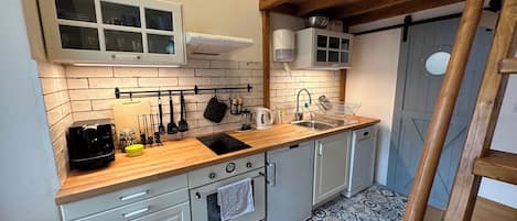 Coffee/tea maker, fridge, microwave, oven