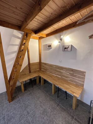 En træbænk med skråt tag og trappe.