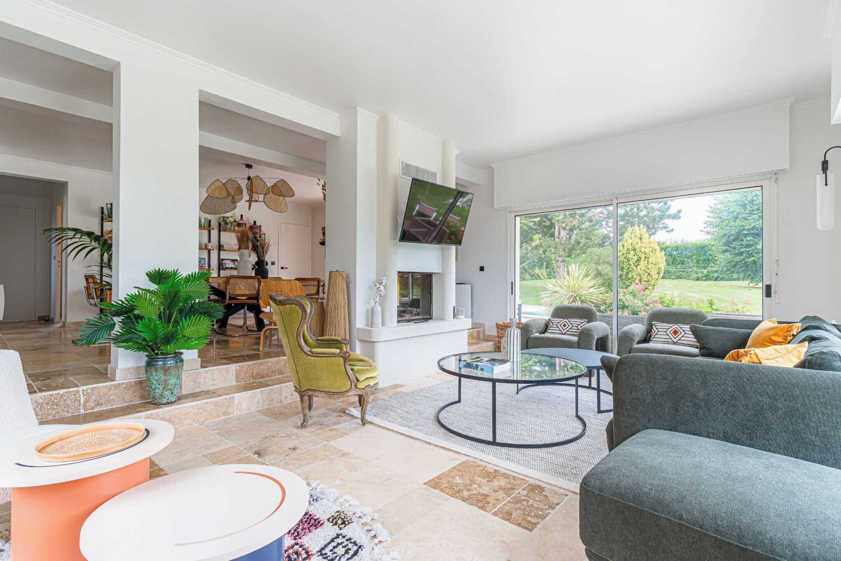 Apartment | Living area | Fireplace