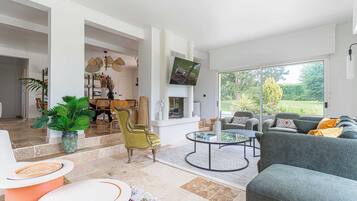 Apartment | Living area | Fireplace