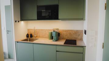 Kühlschrank, Mikrowelle, Herdplatte, Hochstuhl