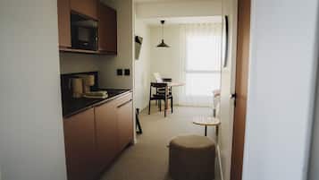 Superior Apartment, 1 Queen Bed, Kitchenette | Interior