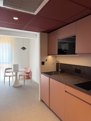 Standard Apartment, 1 Katil Ratu (Queen), mesra pergerakan, Kitchen | Dapur peribadi | Peti sejuk, sebuah ketuhar gelombang mikro di kawasan bersama, dapur 