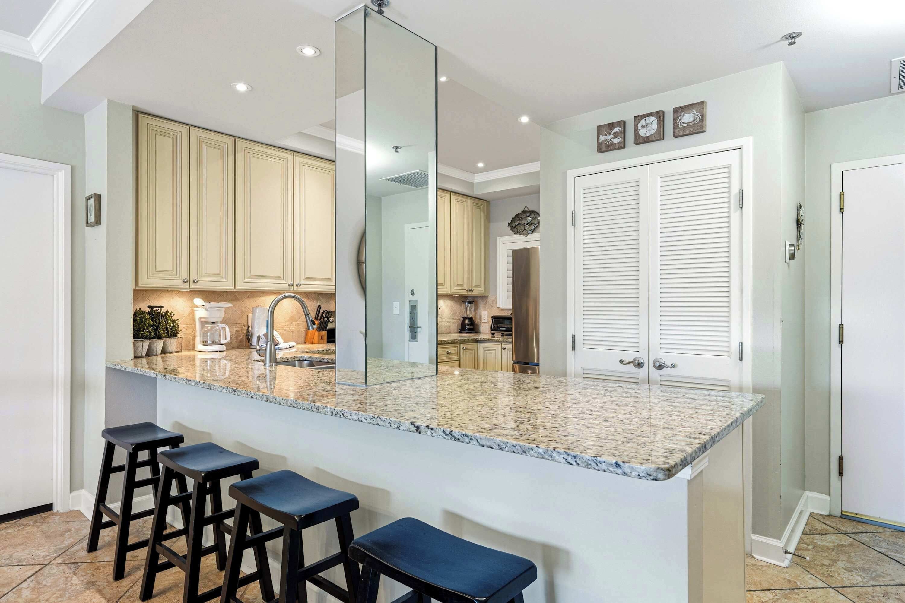 Geladeira, micro-ondas, cooktop, lava-louças