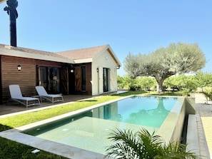 A house with a swimming pool, two lounge chairs, and a large tree. - Kenz Essia Luxury Countryside Escape Near Tunis (Jedaida)