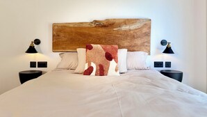 A bed with white bedding, a large wooden headboard, and two black bedside tables with lamps. - Kenz Essia Luxury Countryside Escape Near Tunis (Jedaida)