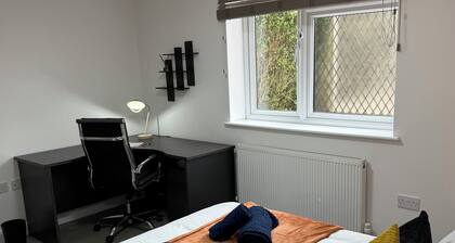 Luxury 8-Bed House | All En-Suite | Free Parking